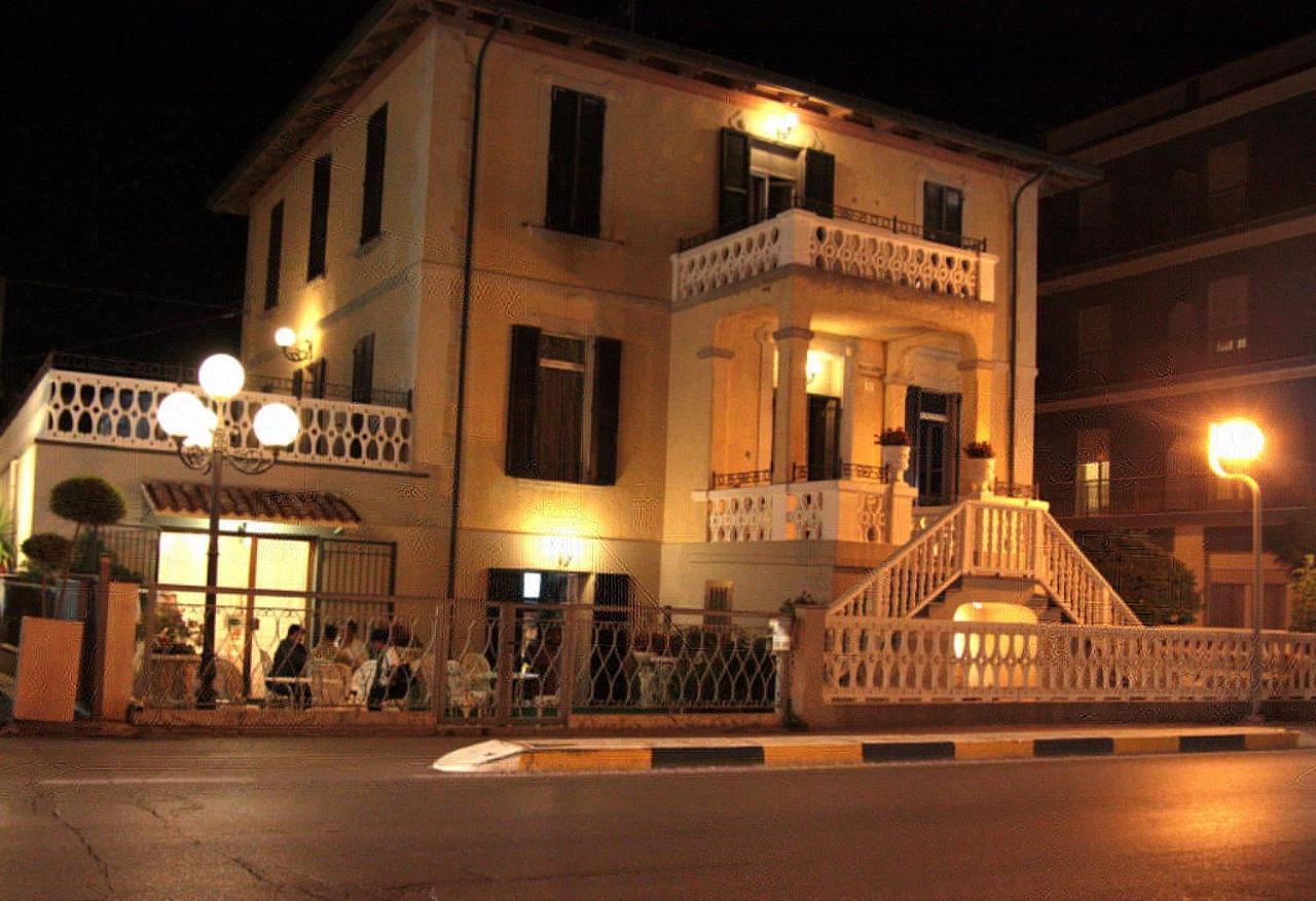 Hotel Villa Laura ริมินี ภายนอก รูปภาพ
